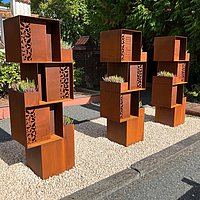 Urnen-Stehlen auf dem Kath. Friedhof