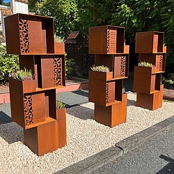 Urnen-Stehlen auf dem Kath. Friedhof