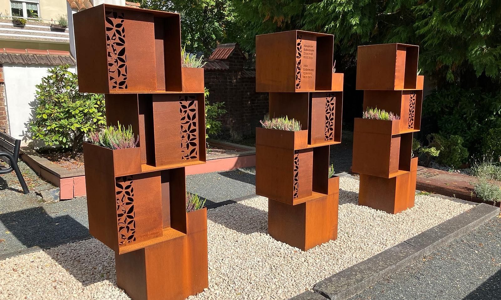 Urnen-Stehlen auf dem Kath. Friedhof